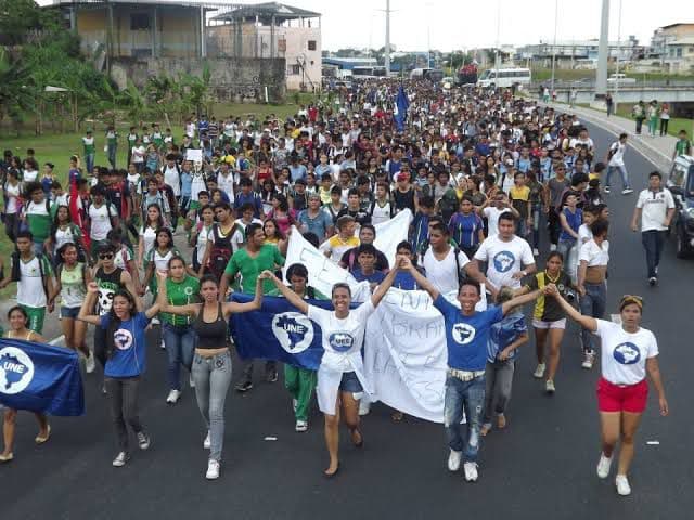 Estudantes em uma mobilização com bandeiras do movimento estudantil.